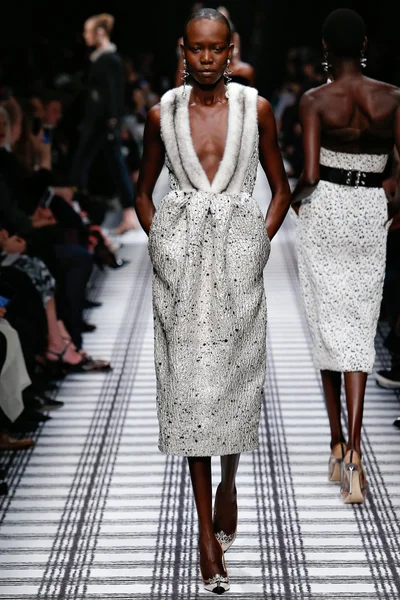 Look 32